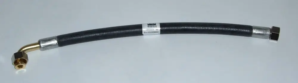 Flexibles Rohr mit Metallanschlüssen, geeignet für die Installation von Daikin Heizsystemen. Das Rohr hat eine gebogene Form und eine schwarze Gummi-Ummantelung.